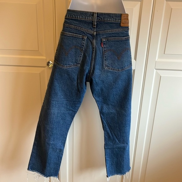 - Levi's  Revolve premium wedgie straight Size 30 Medium Wash "Love Triangle" - Picture 6 of 13